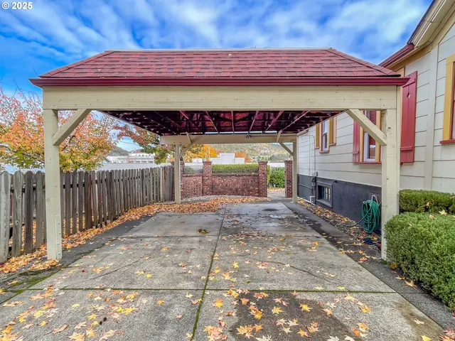 $270,000 | 1118 Southeast Washington Avenue, Roseburg, OR 97470