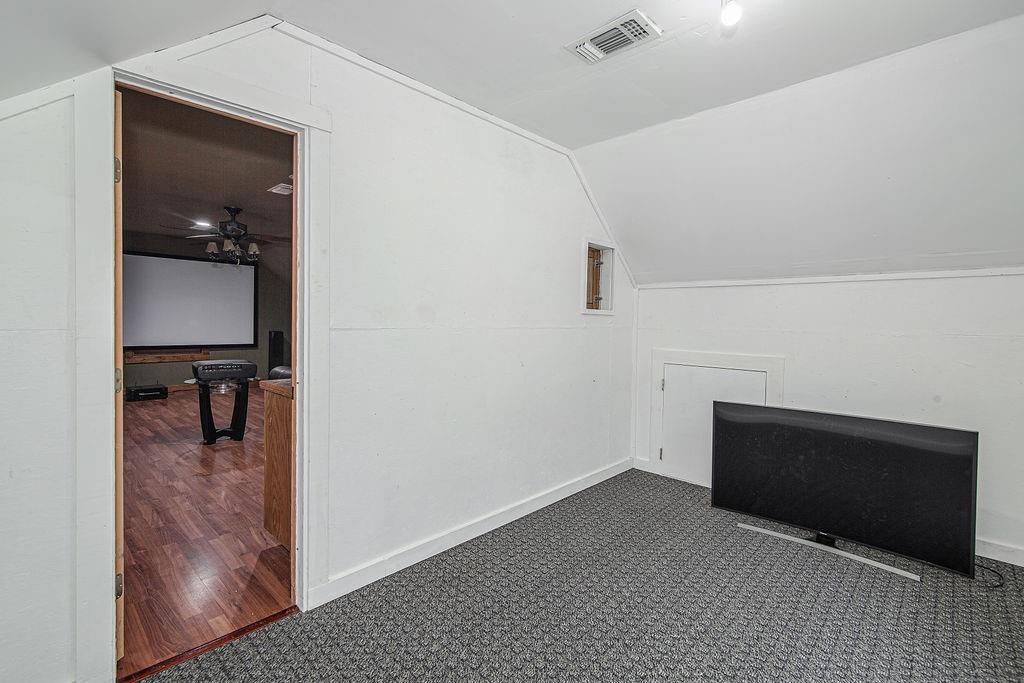 9801 Bellechase Road Granbury, TX 76049 - Photo 24 of 40 a room with a bench and a mirror