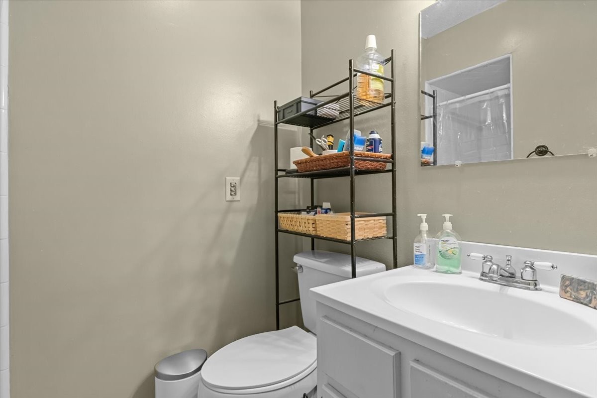 101 Cedar Hill Drive Waverly, TN 37185 - Photo 26 of 37 a bathroom with a toilet a sink and mirror