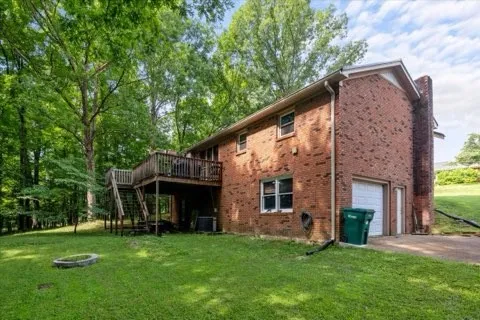 a view of a yard in front of house