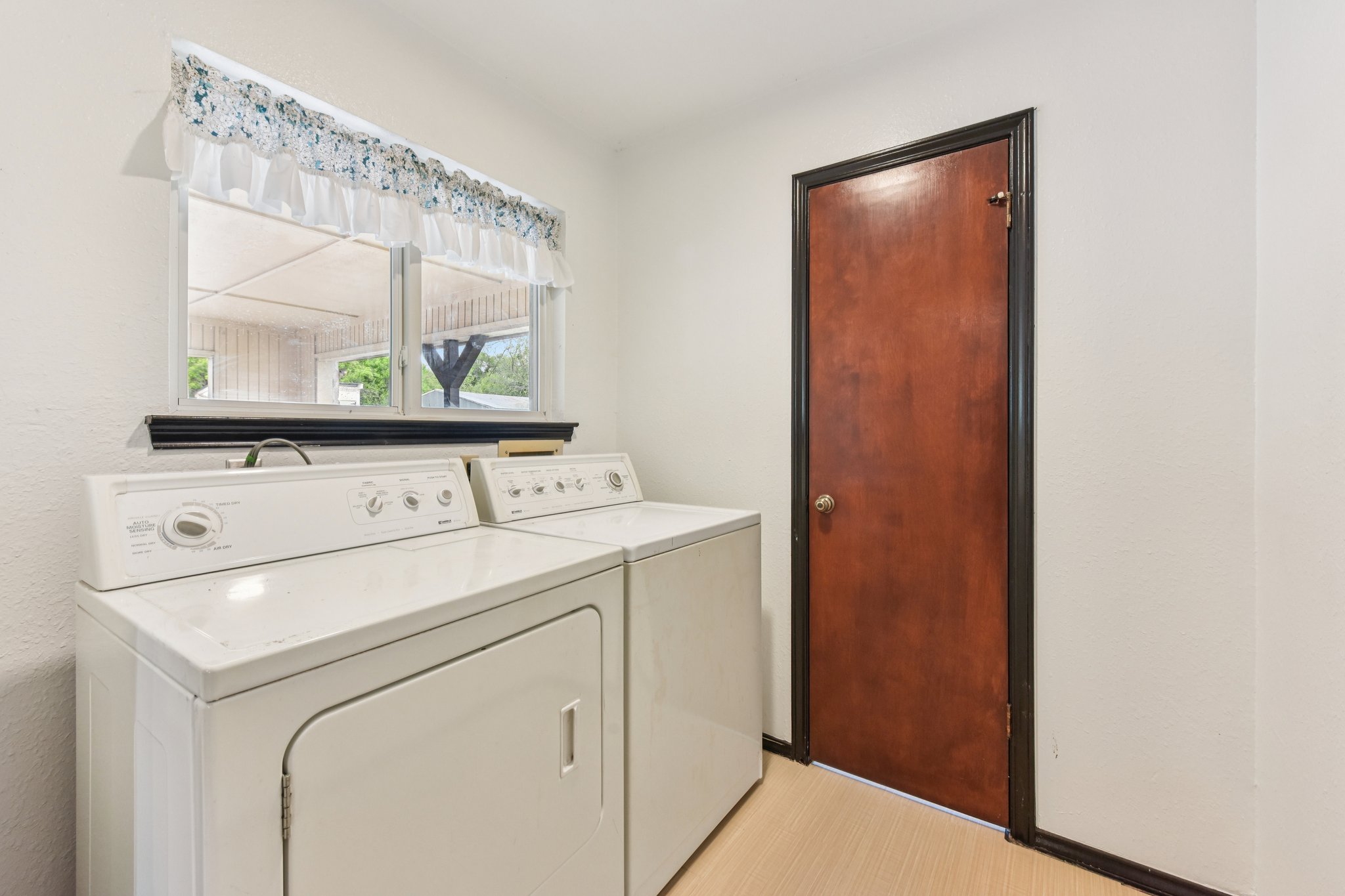 504 Buckaroo Trail Buda, TX 78610 - Photo 19 of 39 Laundry area with washing machine and clothes dryer