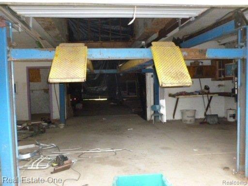 26840 Sumpter Road Belleville, MI 48111 - Photo 14 of 34 Car Hoist.JPG