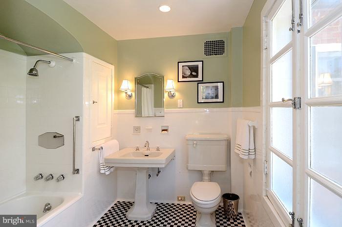 218 Wendover Road Baltimore, MD 21218 - Photo 16 of 22 Bath (Master)