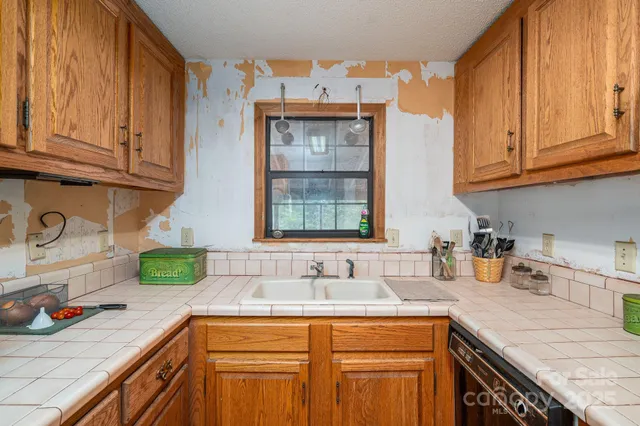 $550,000 | 3323 Sadler Road, Alexis, NC 28006