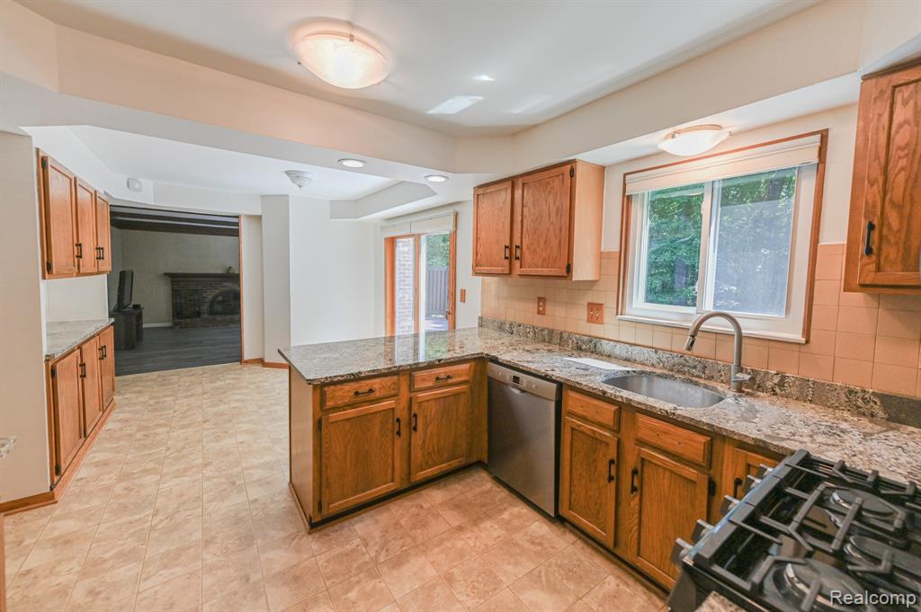 611 Ten Point Drive Rochester Hills, MI 48309 - Photo 7 of 17