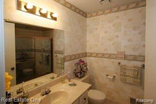 542 Kentucky Drive Rochester, MI 48307 - Photo 15 of 22 SECOND FLOOR BATH