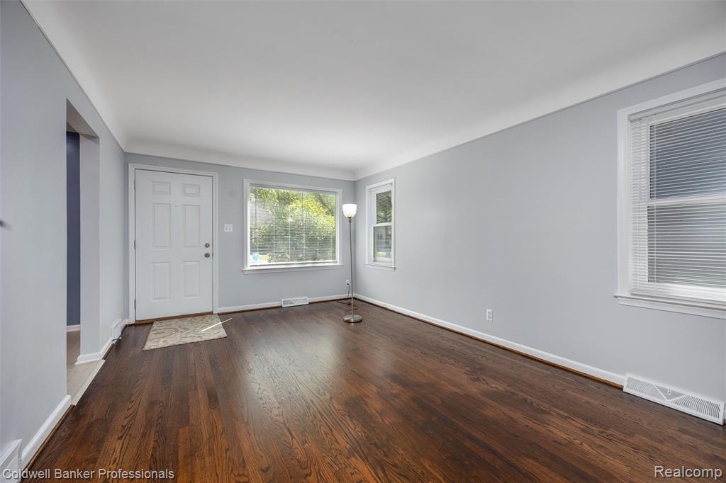 2050 Ridgemont Road Grosse Pointe Woods, MI 48236 - Photo 5 of 22