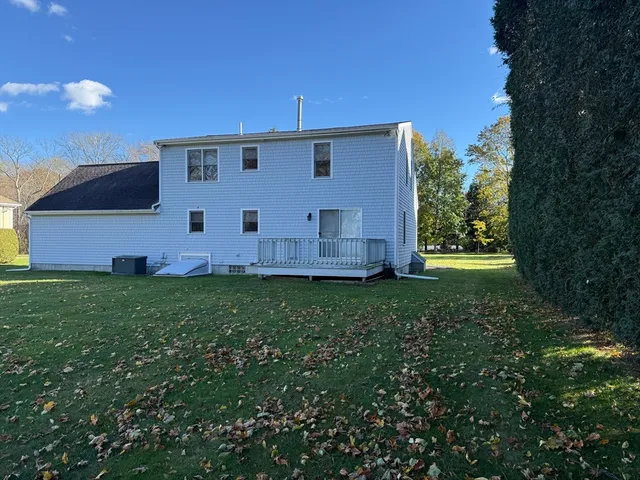 a view of a house with backyard