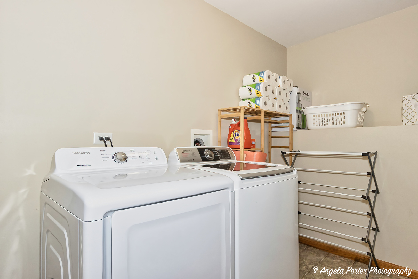 5850 Fieldstone Trail McHenry, IL 60050 - Photo 12 of 28 a utility room with dryer and washer