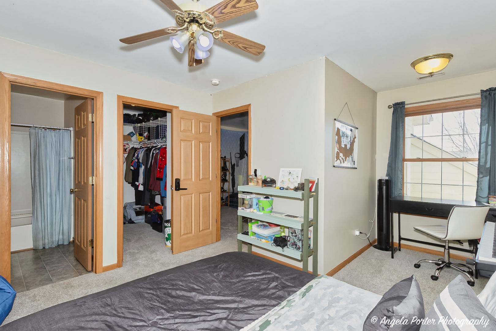 5850 Fieldstone Trail McHenry, IL 60050 - Photo 18 of 28 a view of a livingroom with workspace and a window