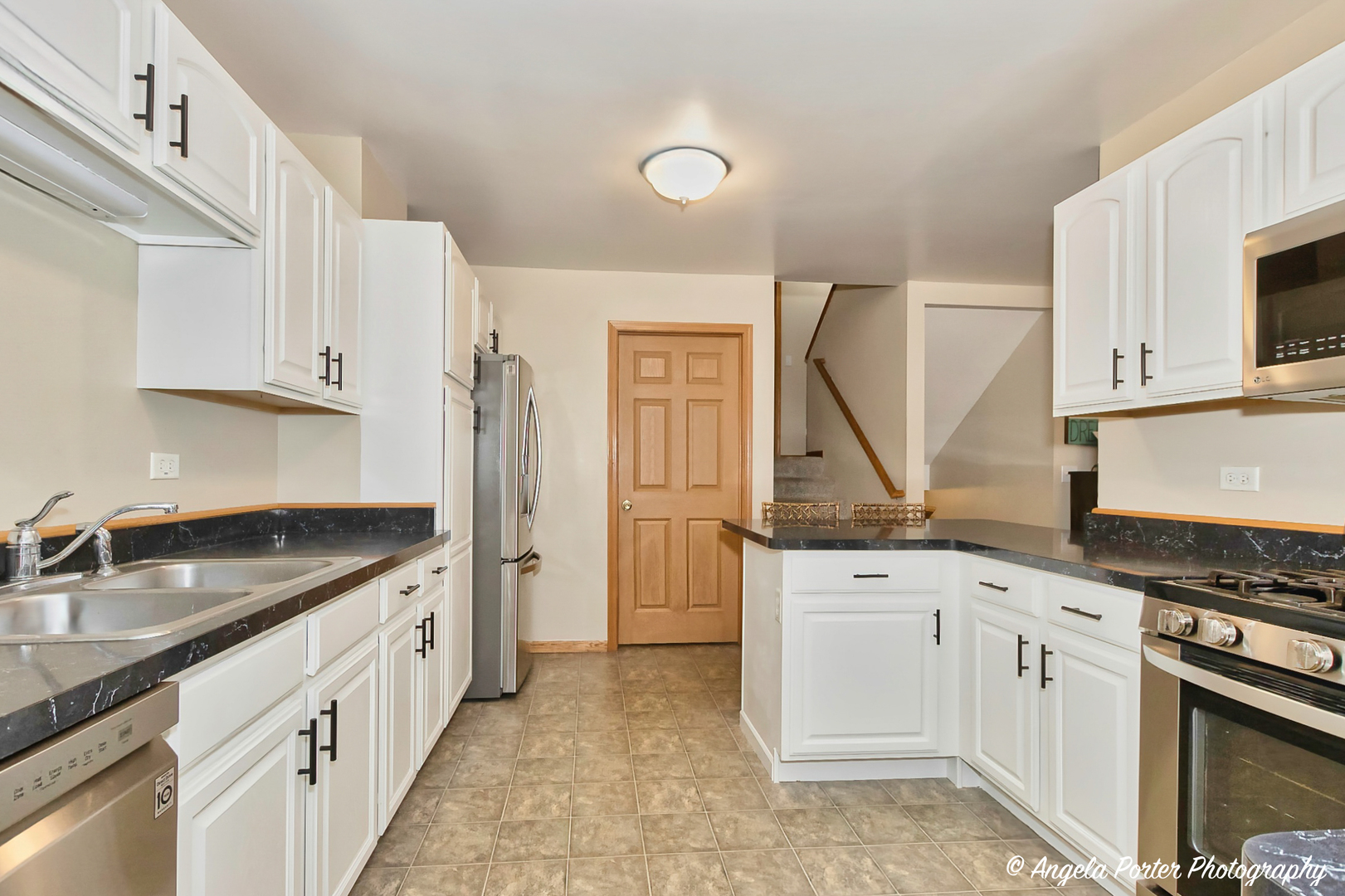5850 Fieldstone Trail McHenry, IL 60050 - Photo 10 of 28 a kitchen with granite countertop a sink stove and cabinets