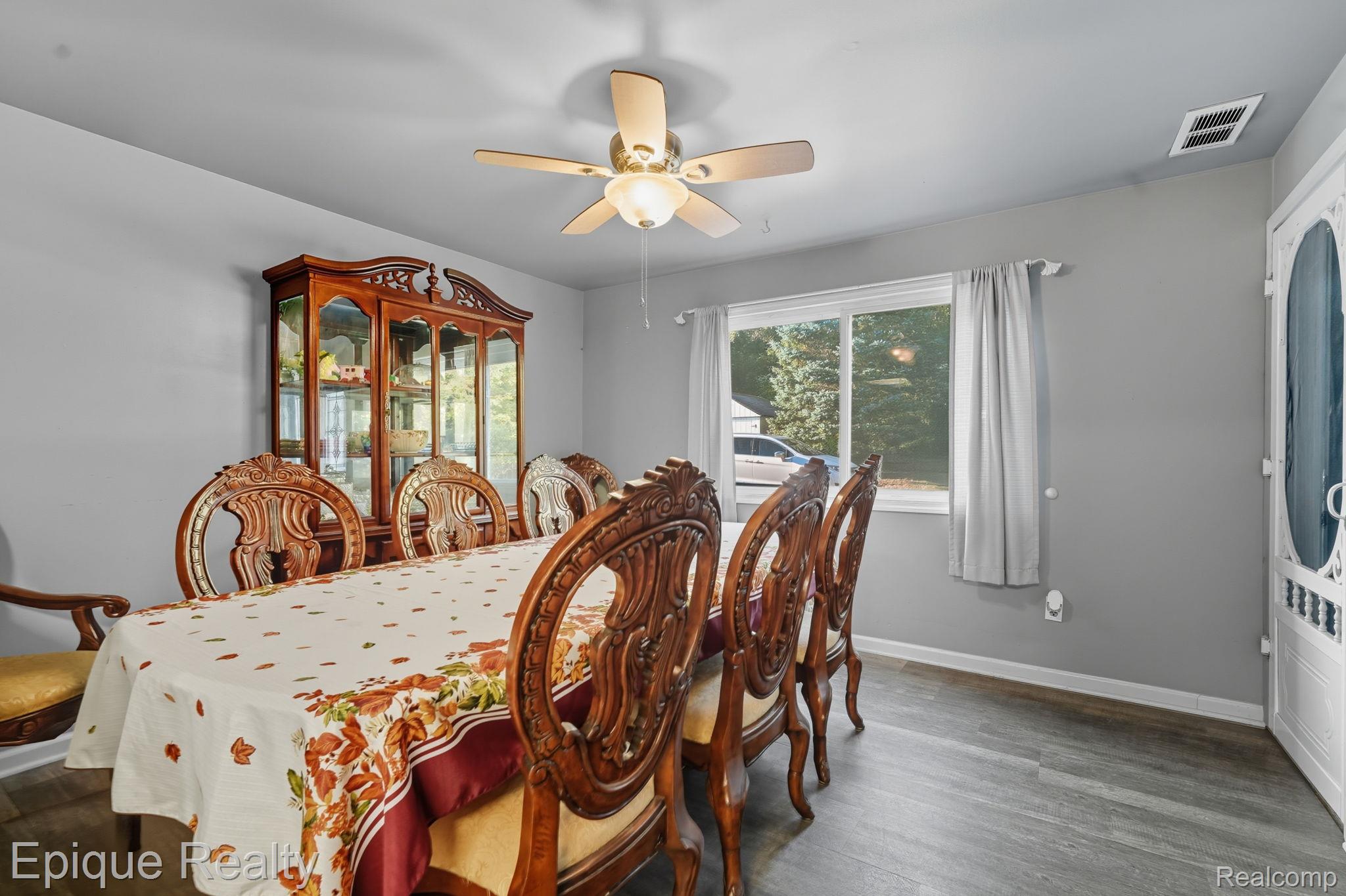 8150 Runyan Lake Road Fenton, MI 48430 - Photo 6 of 41 10-web-or-mls-RGC08542.jpg