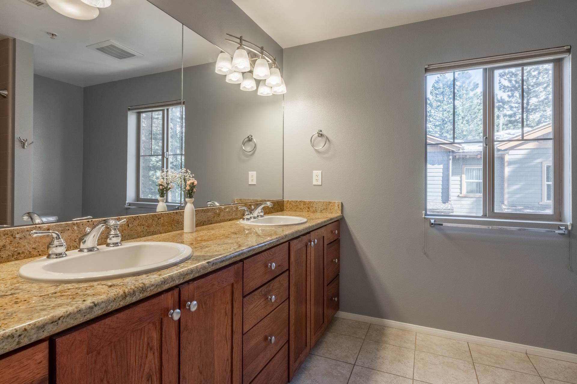 525 Manzanita Road, Unit 2 Mammoth Lakes, CA 93546 - Photo 18 of 28 Gallery Image 18