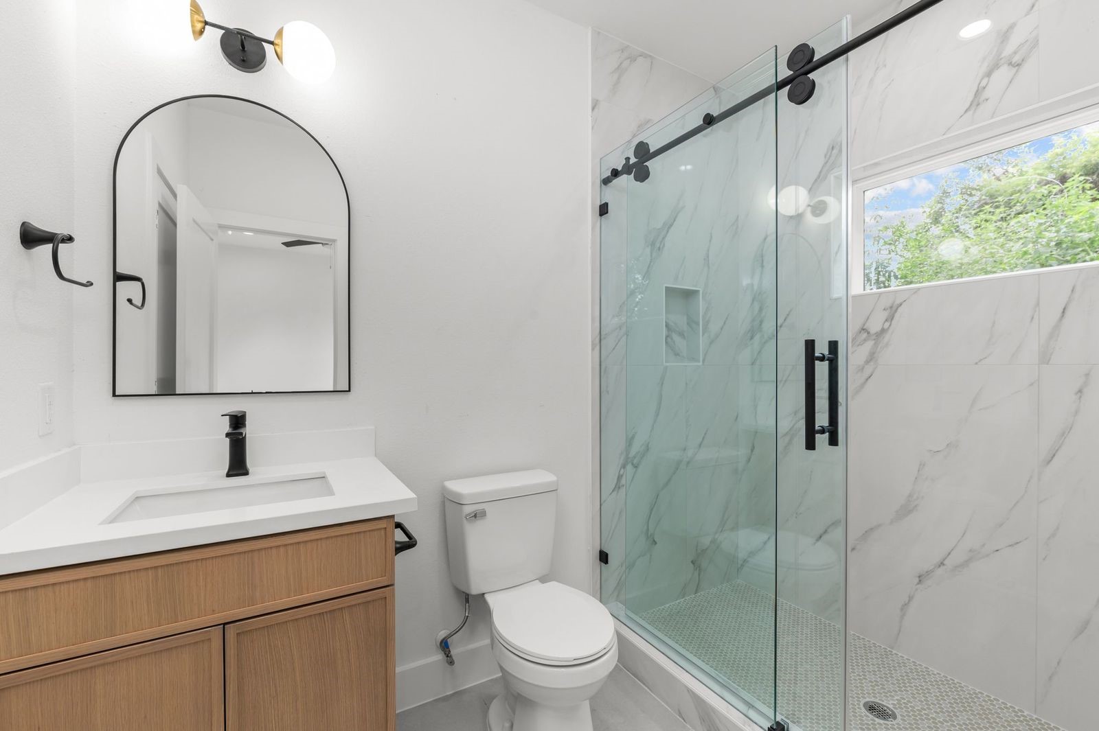 3348 Sauer Street Houston, TX 77004 - Photo 15 of 24 En suite bathroom for 2nd bedroom