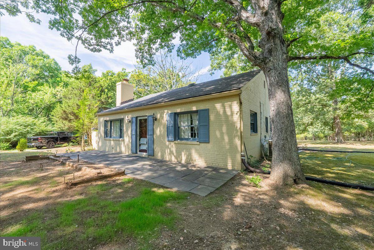 12720 Piney Meetinghouse Road Potomac, MD 20854 - Photo 2 of 32