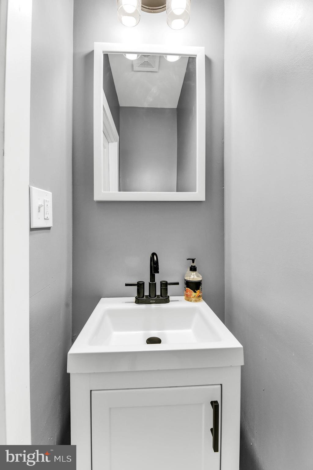 3911 Bonner Road Baltimore, MD 21216 - Photo 4 of 12 Bathroom