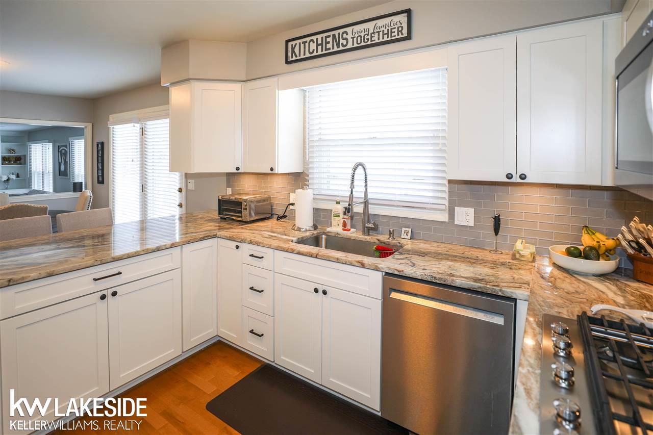 1494 Royal Crescent Street Rochester Hills, MI 48306 - Photo 5 of 37