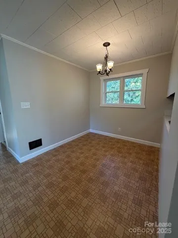 en empty room with windows and ceiling fan