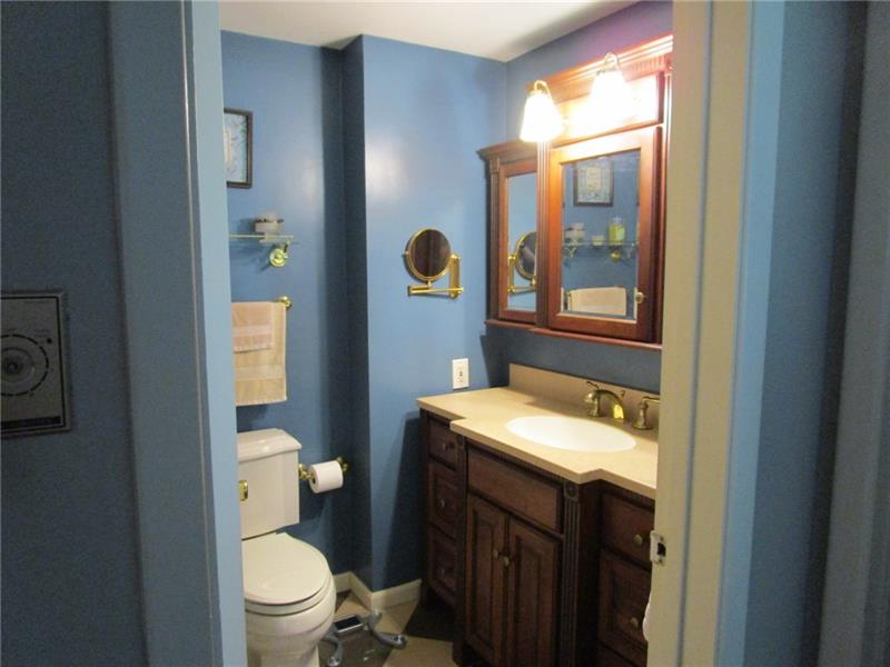 70 Spring Street Pittsburgh, PA 15223 - Photo 16 of 25 2nd Floor Main Bath