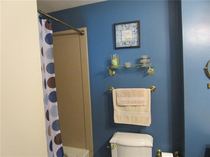70 Spring Street Pittsburgh, PA 15223 - Photo 17 of 25 2nd Floor Main Bath