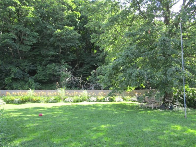 70 Spring Street Pittsburgh, PA 15223 - Photo 24 of 25 Spacious Front Yard