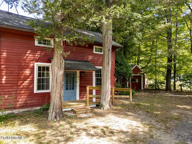 a view of house with a yard