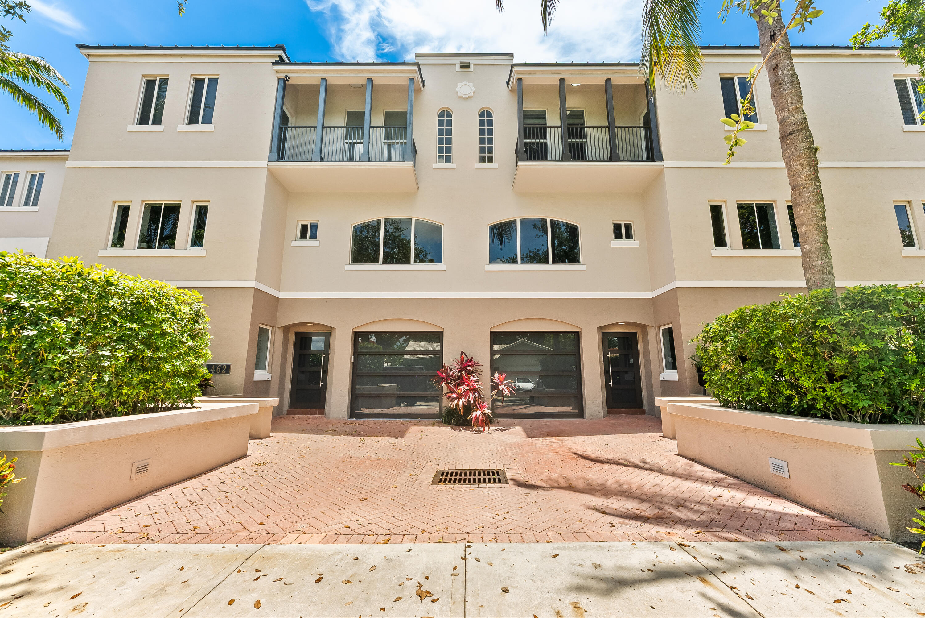 456 East Boca Raton Road Boca Raton, FL 33432 - Photo 3 of 33 a view of a building with a yard
