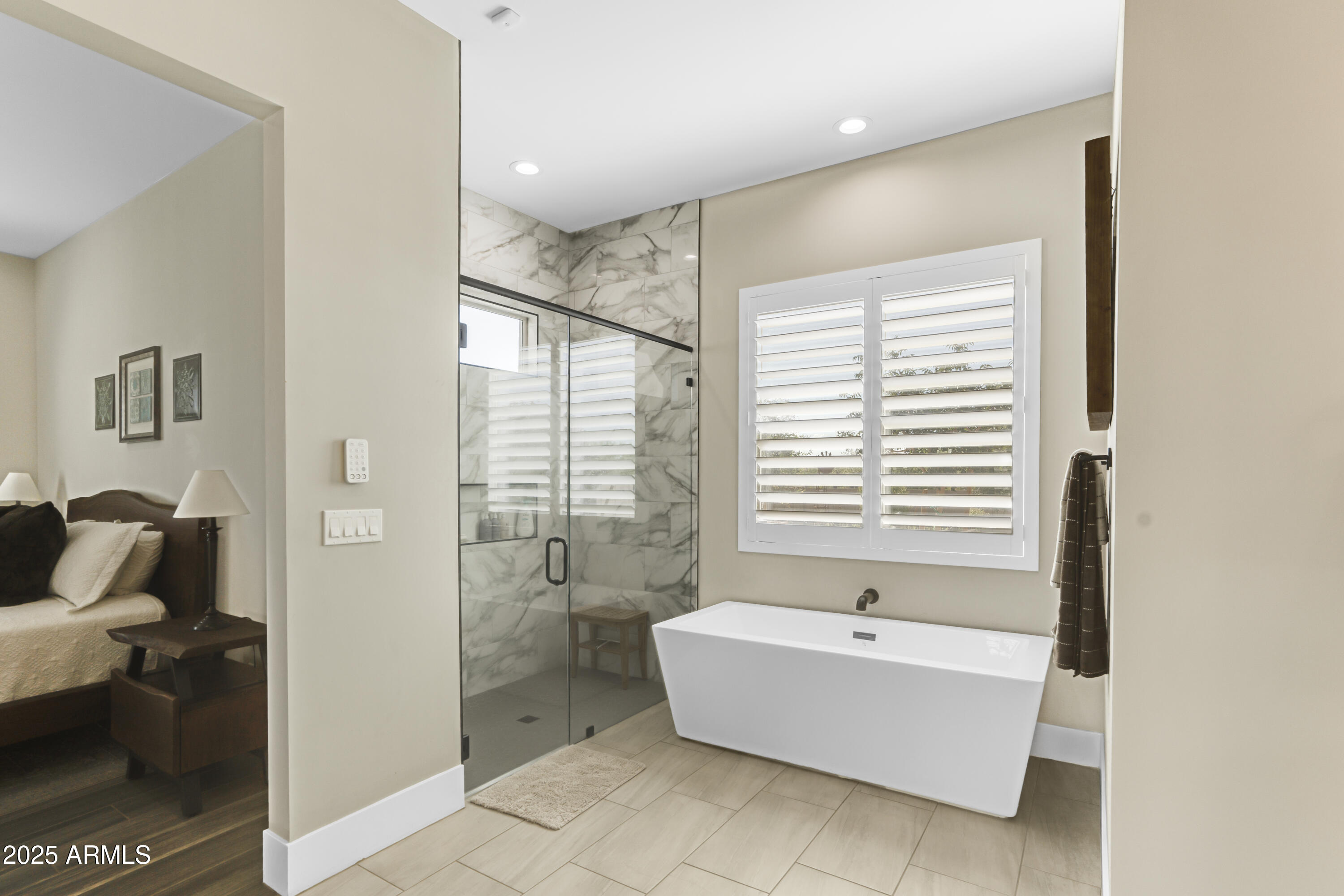 1011 West Carlise Road Phoenix, AZ 85086 - Photo 10 of 33 a bathroom with bathtub and a bathtub