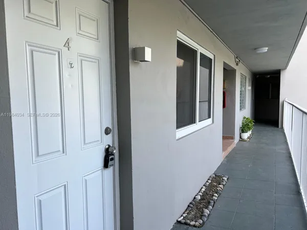a view of entryway with livingroom