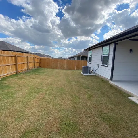 a view of a backyard