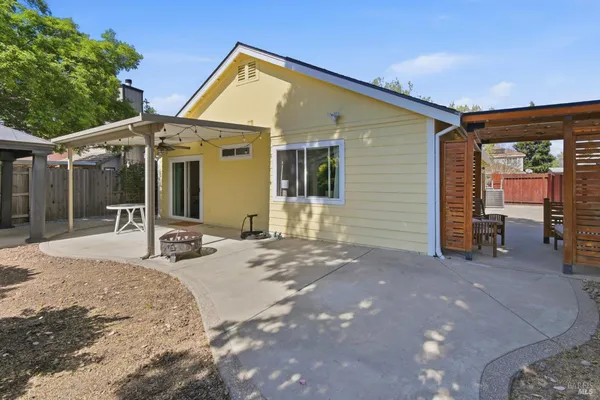 a view of a house with backyard