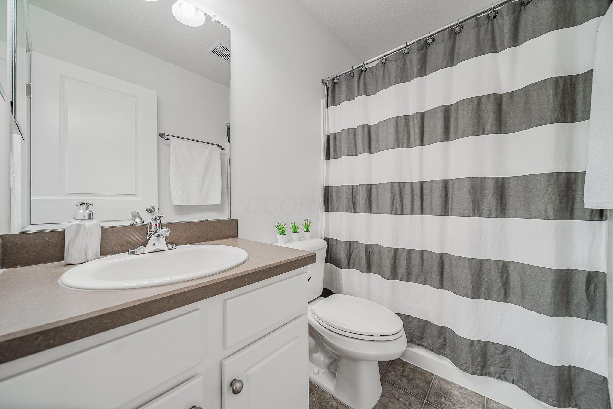 6186 Needletail Road, Unit 66 Columbus, OH 43230 - Photo 22 of 48 Bedroom #2 en-suite bathroom with tub/shower combination!