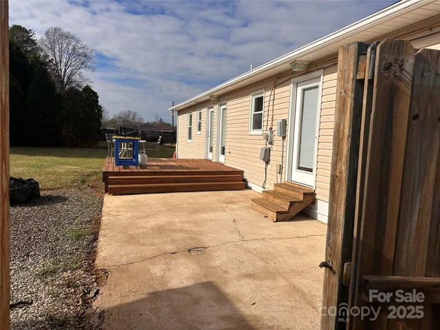 a view of back yard of the house