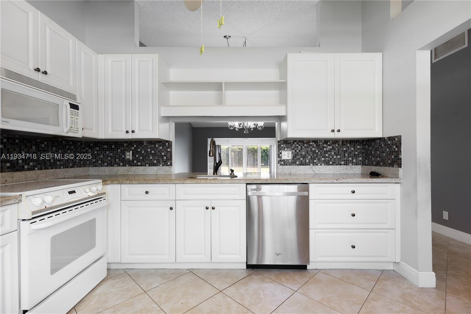 21314 Chinaberry Drive Boca Raton, FL 33428 - Photo 3 of 31