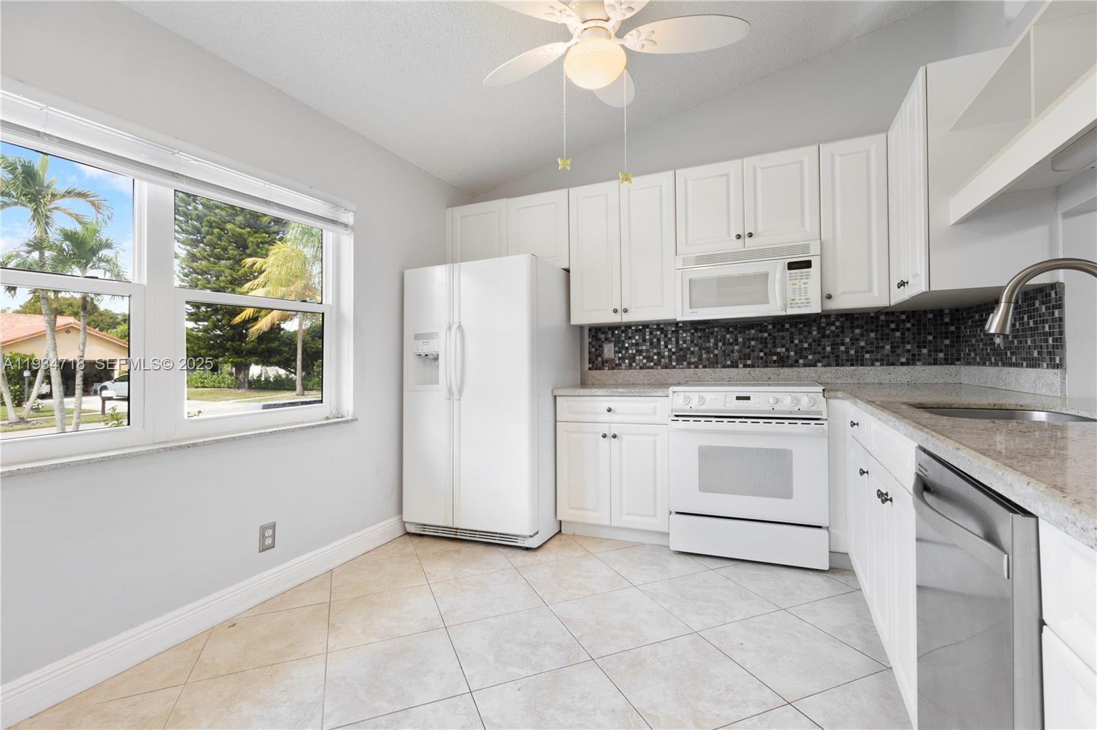 21314 Chinaberry Drive Boca Raton, FL 33428 - Photo 4 of 31