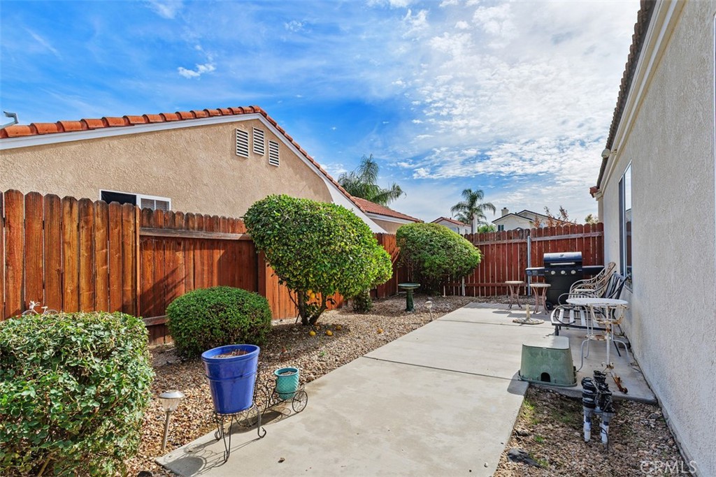 25644 Pelion Road Menifee, CA 92584 - Photo 21 of 26 a view of a chairs and table in backyard