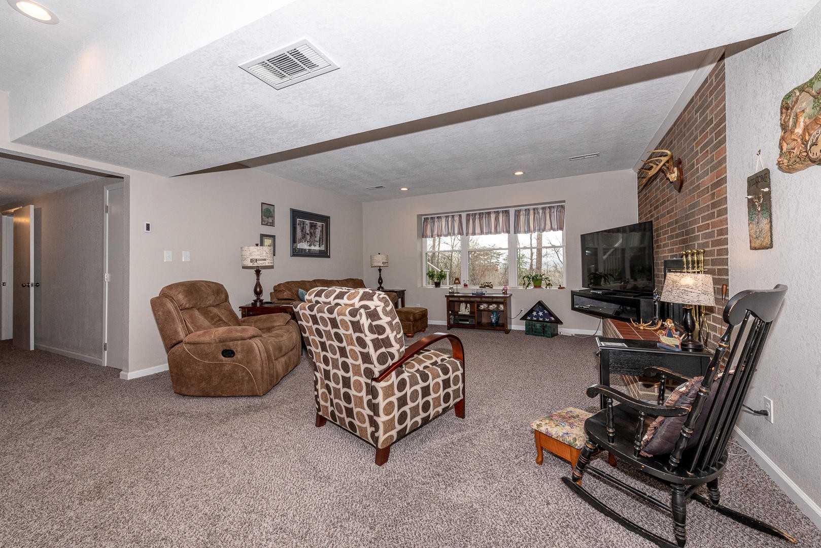 146 Cumberland View Drive Oak Ridge, TN 37830 - Photo 23 of 35 a living room with furniture a flat screen tv and a window