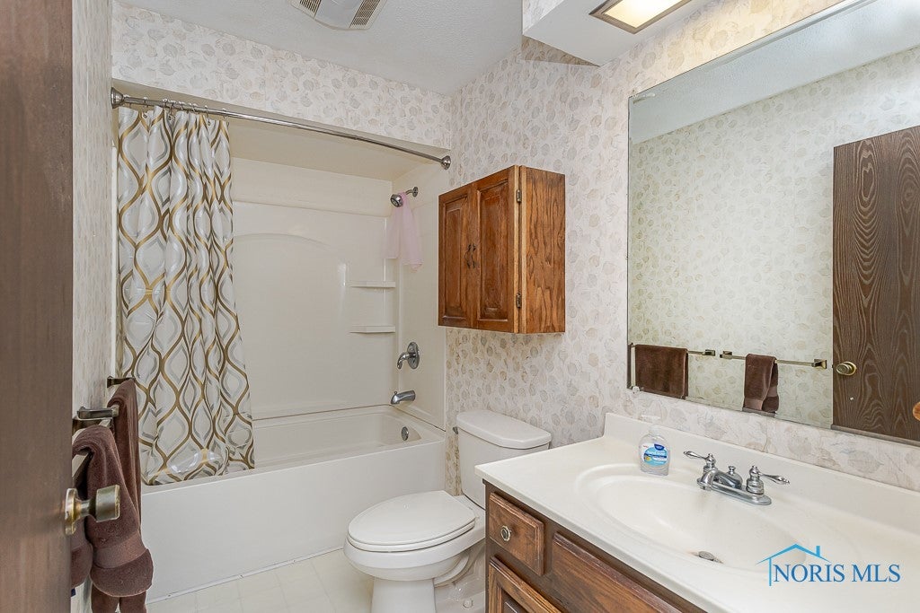 12949 Shaffer Road Swanton, OH 43558 - Photo 32 of 50 Second Full Bath