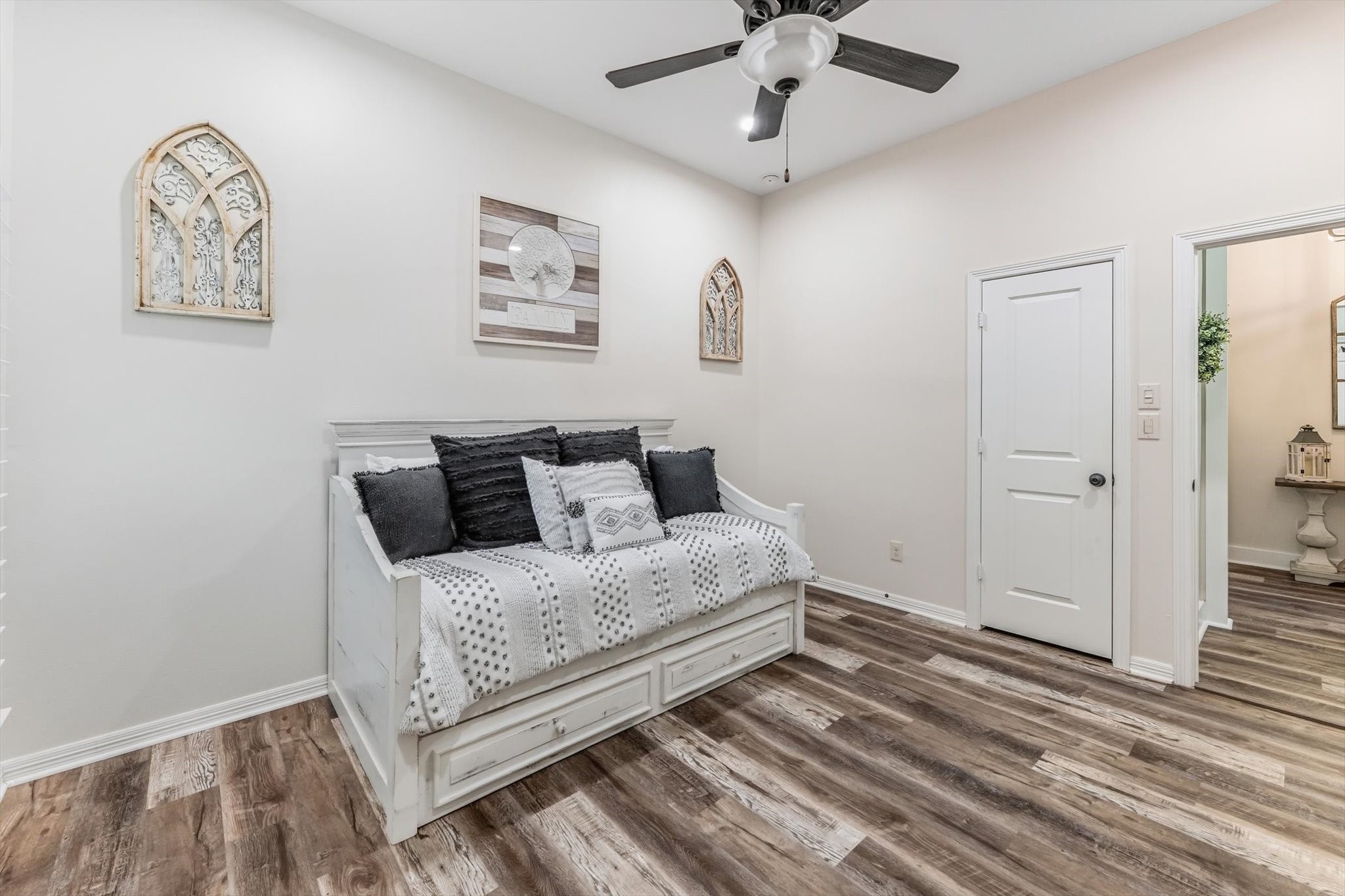 103 Fox Rindle Road Montgomery, TX 77316 - Photo 31 of 44 A secondary bedroom with soaring ceilings and hard surface flooring creates an open feel and a clean, upscale look.