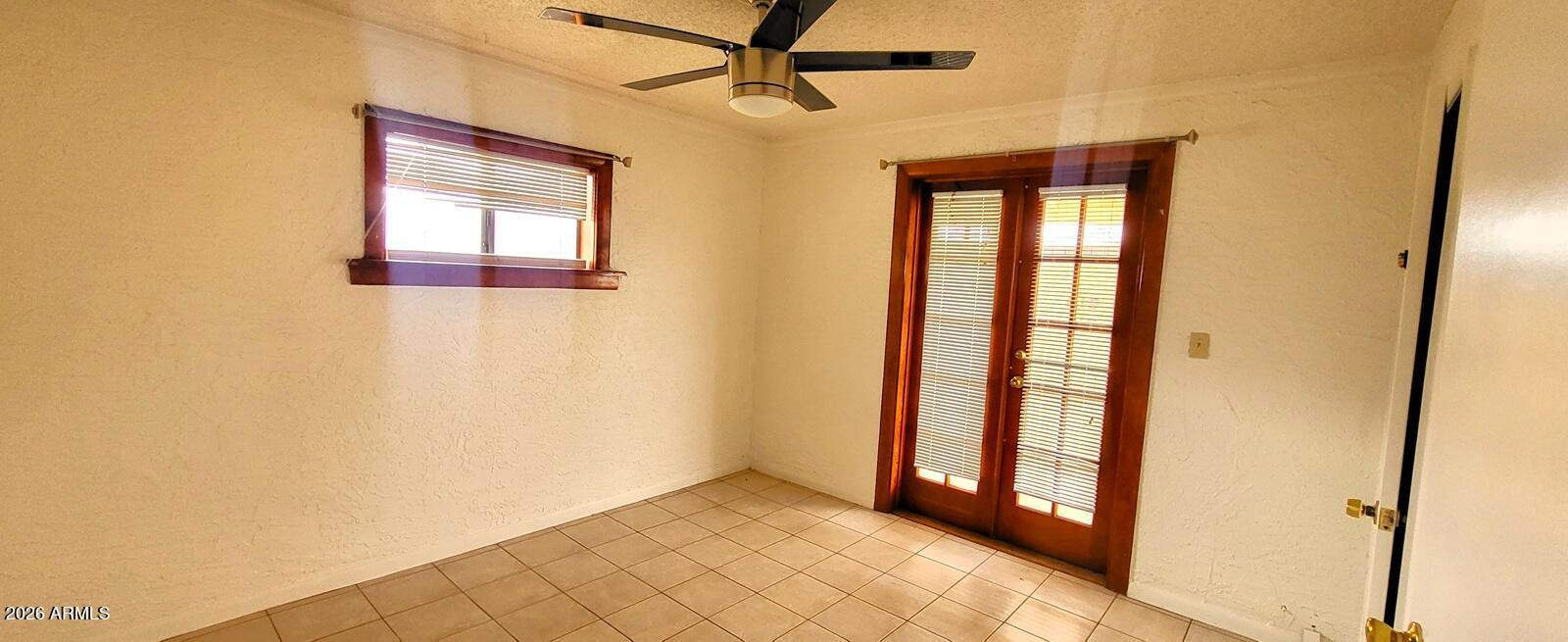 1125 South Stratton Lane Tempe, AZ 85281 - Photo 4 of 10 an empty room with windows