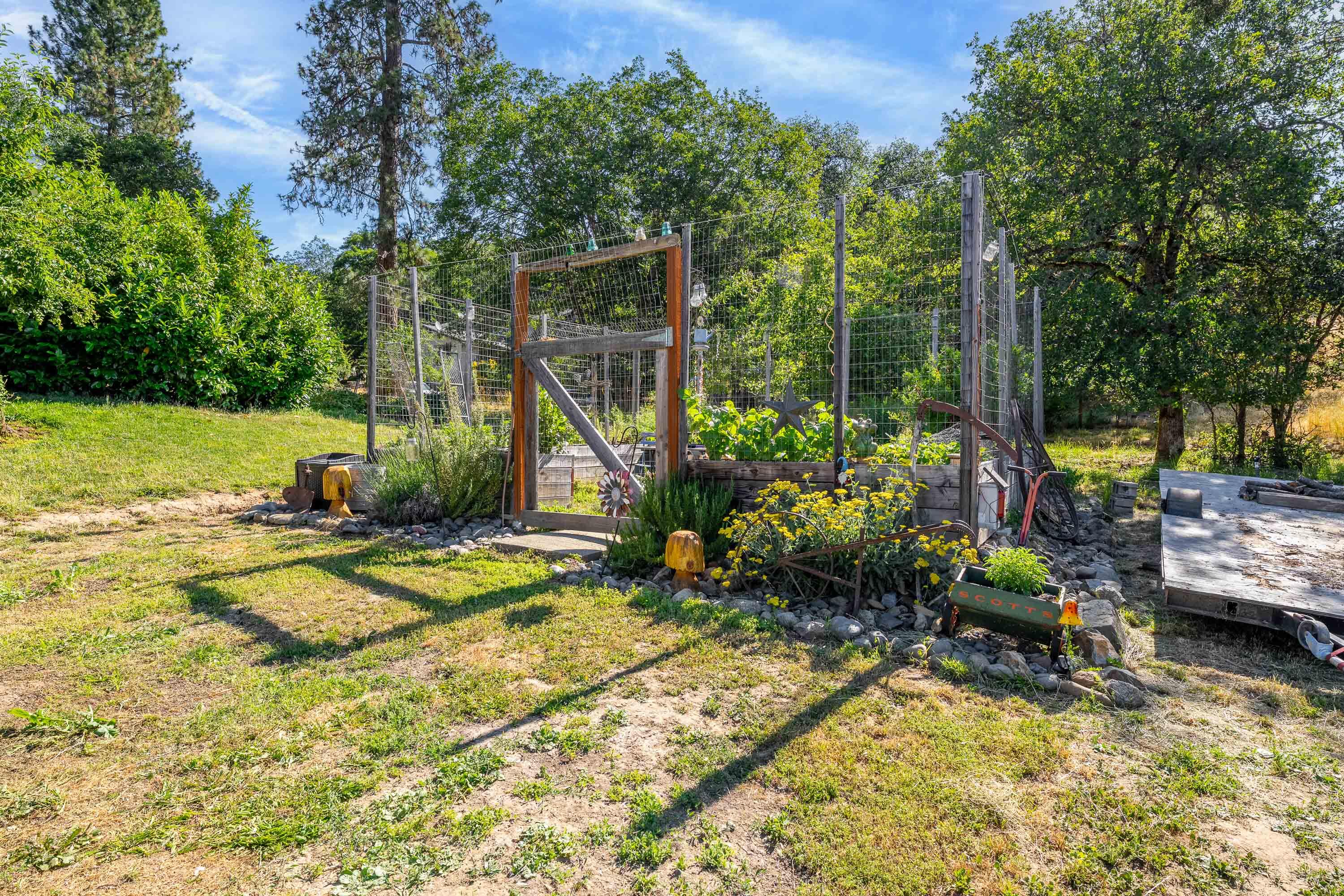 715 Three Pines Road Grants Pass, OR 97526 - Photo 20 of 23 EXT (8 of 12)