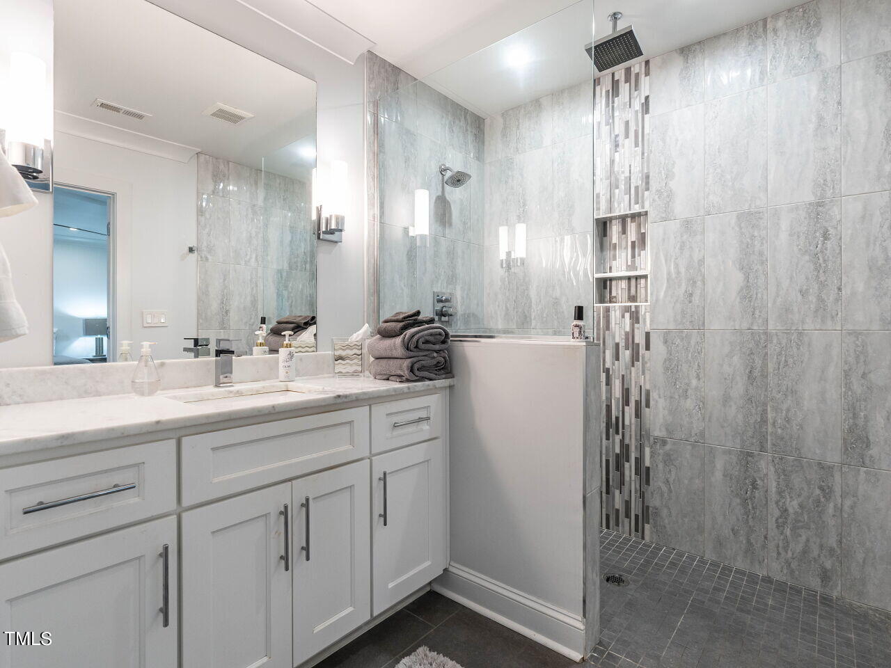 718 Graham Street Raleigh, NC 27605 - Photo 23 of 32 023-1280x960-primary-bath