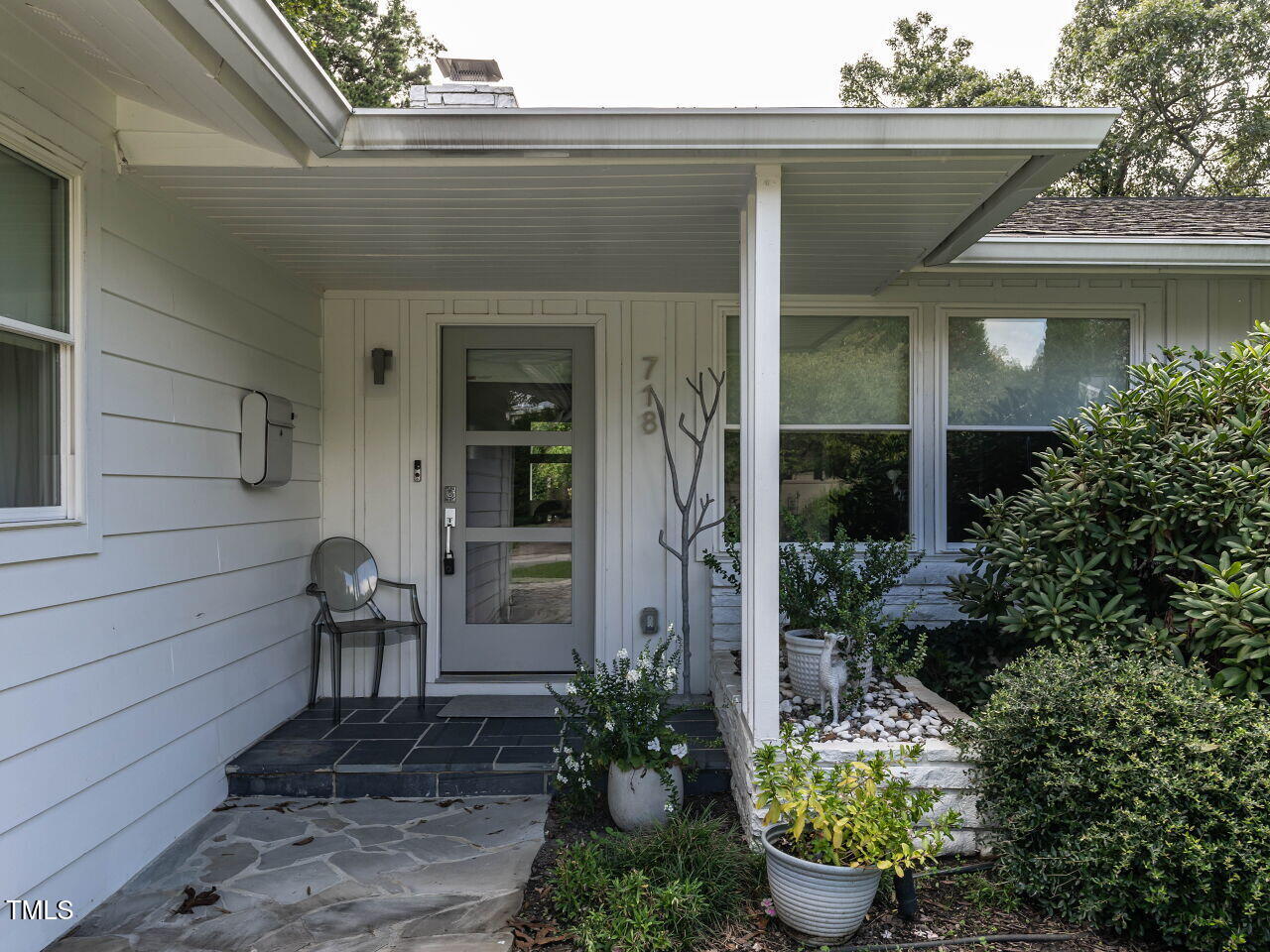 003-1280x960-front-porch