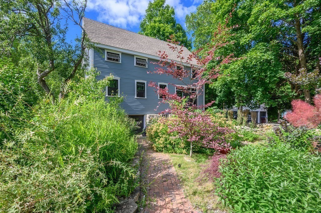 342 East Street Hingham, MA 02043 - Photo 3 of 40