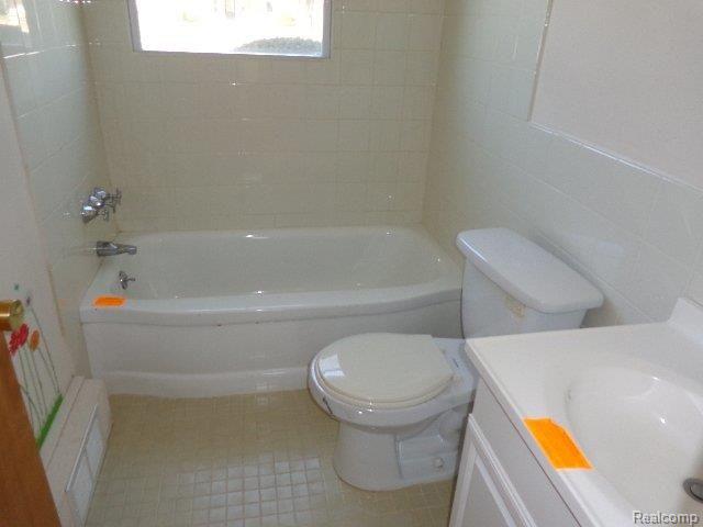 2821 West Thirteen Mile Road, Unit 2 Royal Oak, MI 48073 - Photo 9 of 23 261-843021 Bathroom b.JPG