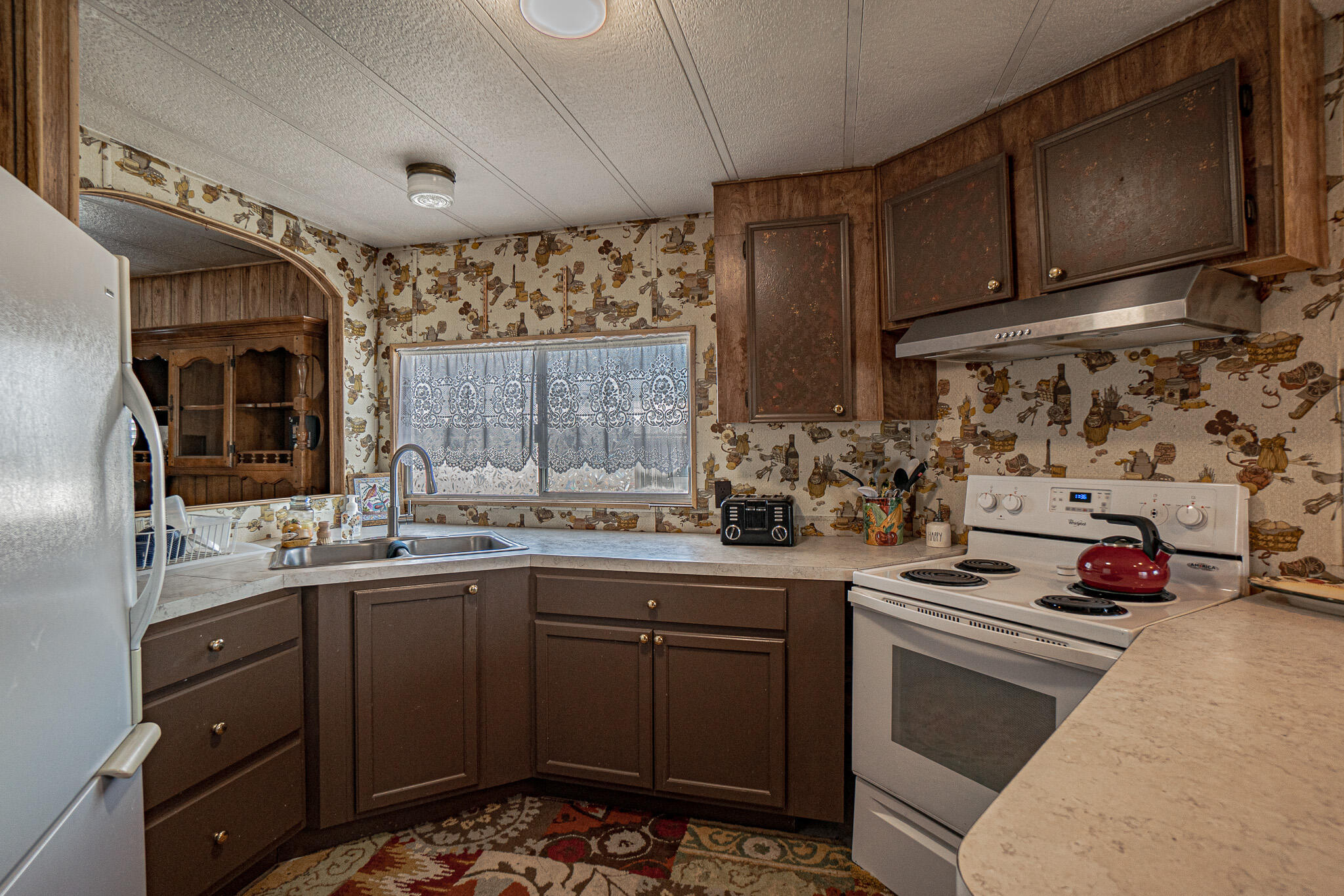 421 Stevens Road, Unit 26 Eagle Point, OR 97524 - Photo 8 of 23 a kitchen with a sink stove and cabinets