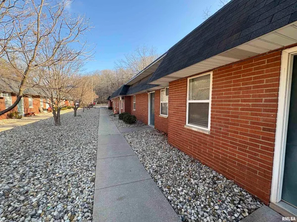 $725 | 140 West Bluff Street, Unit A1, East Peoria, IL 61611