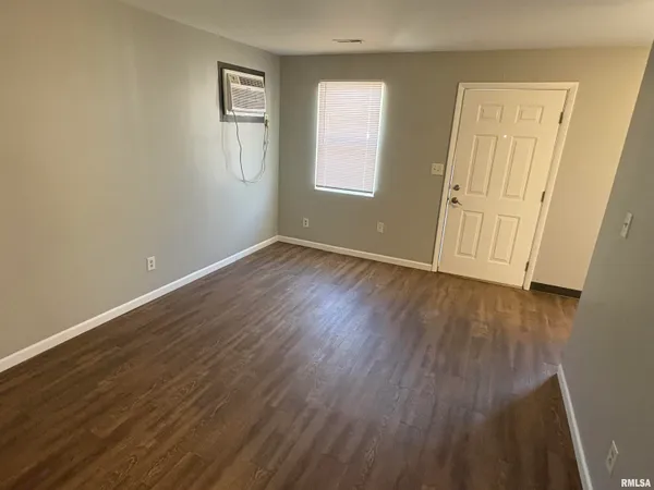 $725 | 140 West Bluff Street, Unit A1, East Peoria, IL 61611