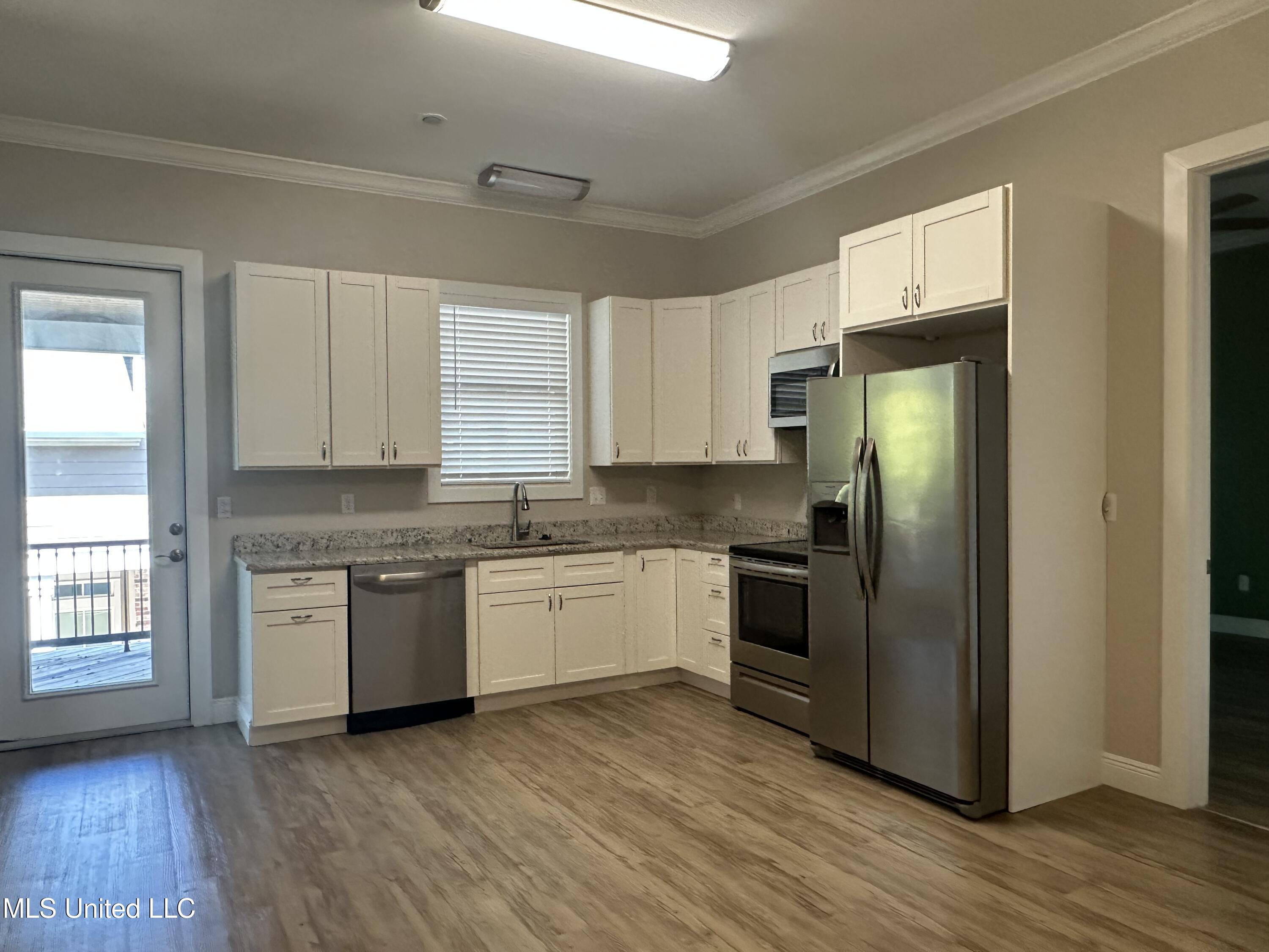 1822 15th Street, Unit B Gulfport, MS 39501 - Photo 5 of 17 Kitchen