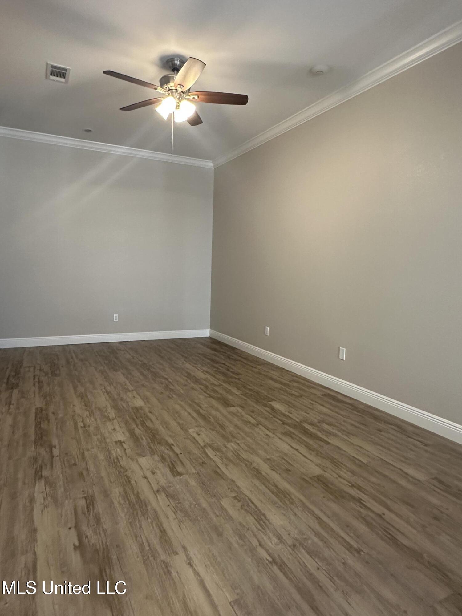 1822 15th Street, Unit B Gulfport, MS 39501 - Photo 6 of 17 Living Room